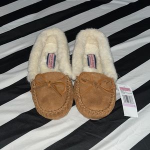 Size 6 NWT Vineyard Vines faux suede shearling slippers